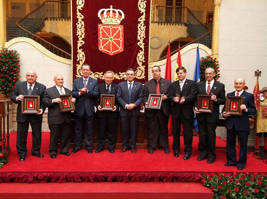 Entrega en 2005 de la Medalla de Oro de Navarra a los Centros Navarros en Chile y Argentina