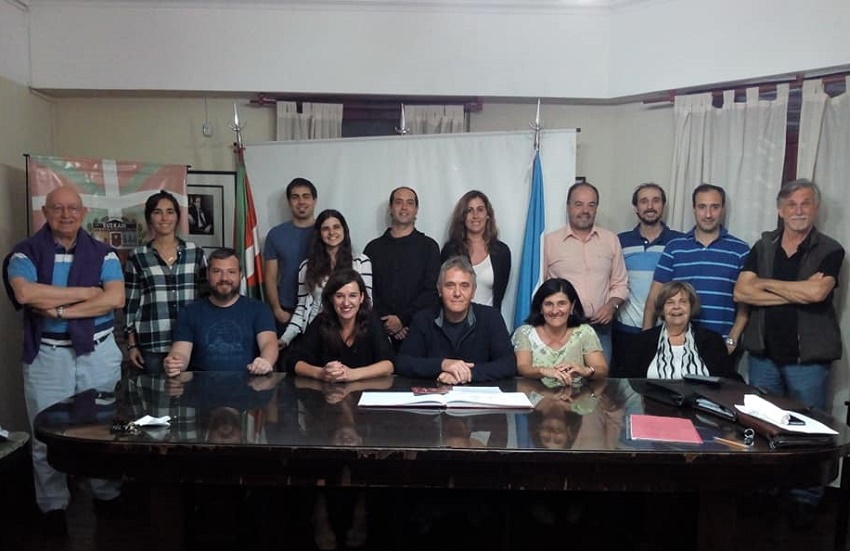 Jasone Agirre (seated second from the left) yesterday in la Plata along with the Basque club board of the directors 