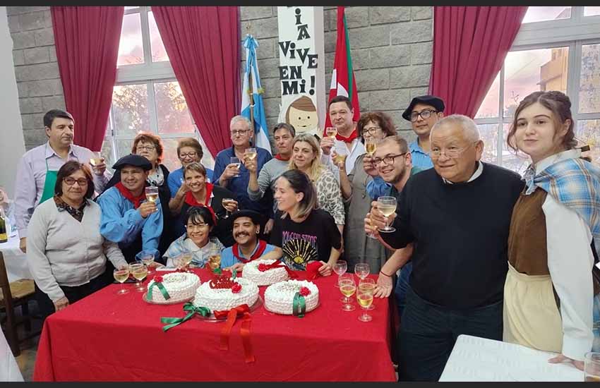 Pozarren eta emozioa José C. Pazeko Toki Eder Euskal Etxeak 28 urteurreneko brindisean