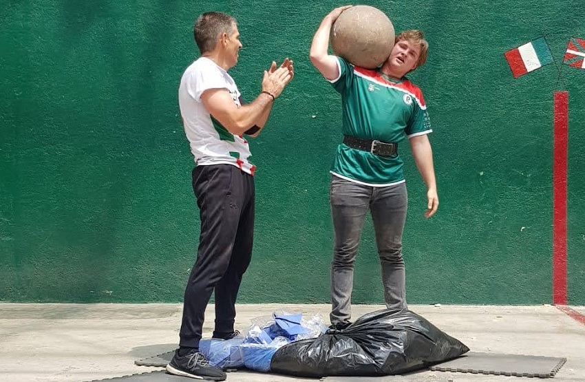 En el Día de la Diáspora 2019 en México, Josu Garritz levantó una piedra de 65kg 18 veces