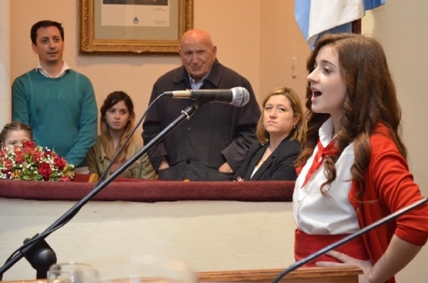 Pilar López agradeció el diploma interpretando dos jotas típicas (foto Municipalidad de Rosario)