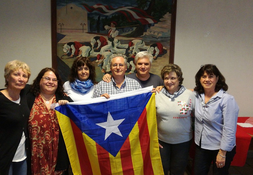 Representatives from various Basque Club gathered in Pergamino showed their support for the Catalan people