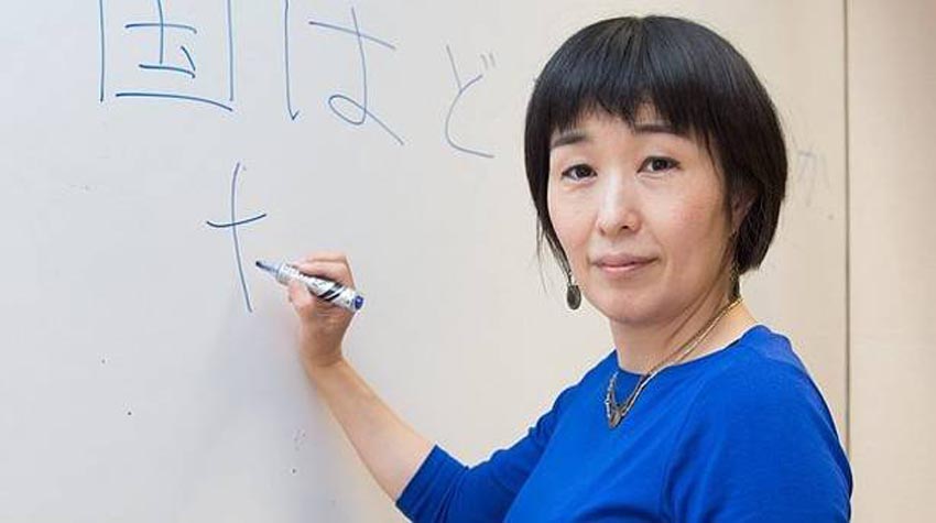 Keiko Suzuki, escribiendo ‘¿de dónde eres?’ en japonés en la pizarra de un aula de la Escuela Oficial de Idiomas (foto Iñaki Porto)