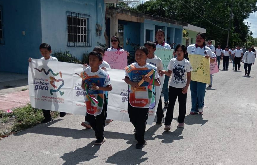Niños y niñas de la Escuela Rafael Ramírez Castañeda corrieron a favor de la lengua Maya