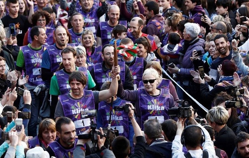 Primeros metros de la Korrika 21 en Gares-Puente la Reina, Navarra