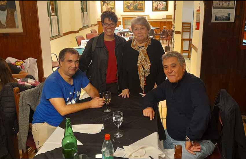 De izq. a der., Galder González Larrañaga, María Candela Aires, responsable de redes del Centro Basko de La Plata, Susana Aramburu, directora de la biblioteca Matxin Burdin,  y el presidente de Euzko Etxea platense Javier Clúa. (Foto: Área Redes E.E.)