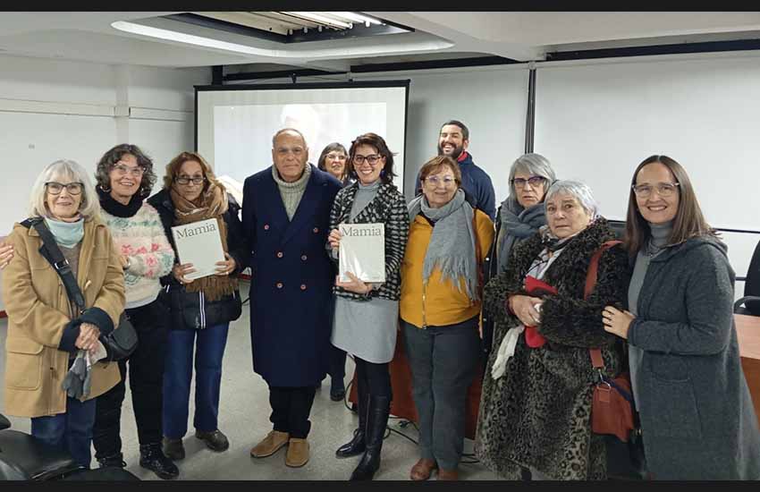 Itziar Aguirre sukaldariak (erdian, liburua eskuetan) hitzaldia eskaini zien, 2025eko Gastronomia Zikloaren barruan, UNLPra bildutakoei. Aguirre-ren aburuz, euskal sukaldaritza "tradizioaren eta sormenaren arteko sinergia birtuosoa" da