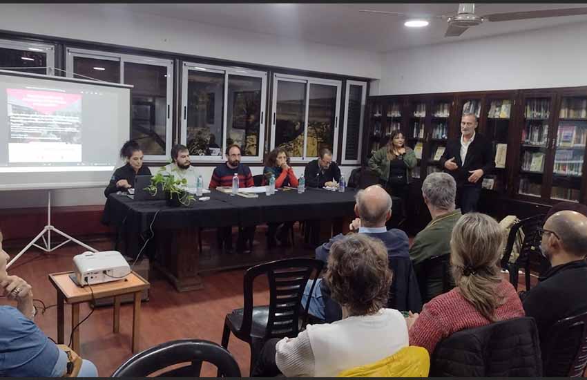Topaketaren hasieran, Elkarte Israeldarra eta Max Nordau Liburutegiaren presidente Horacio Bilkisen hitzak (zutik), eta mahaian, ezk. esk. Irene Cafiero, Emanuel Placenti, Nestor Arrúa, Sandra Raggio eta Eduardo Rezses