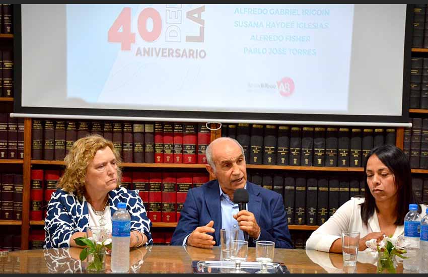 En el centro, el exvicegobernador de la provincia de Buenos Aires y exsecretario de CONADEP Daniel Salvador, junto a la legisladora Anahí Bilbao y a la dirigente Marita Baliño, en un acto por los 40 años de democracia, el 2 de diciembre de 2023