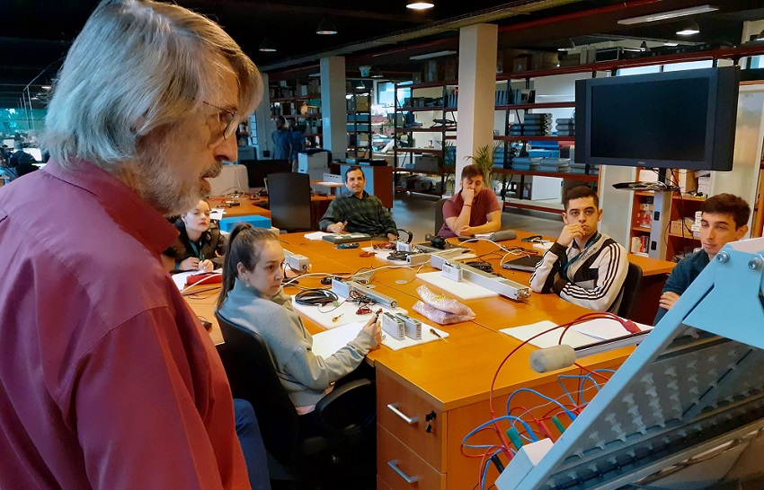 Los alumnos del Instituto Huergo de Buenos Aires junto a Bittor Larraioz, durante la capacitación en Larraioz Elektronika de Zarautz