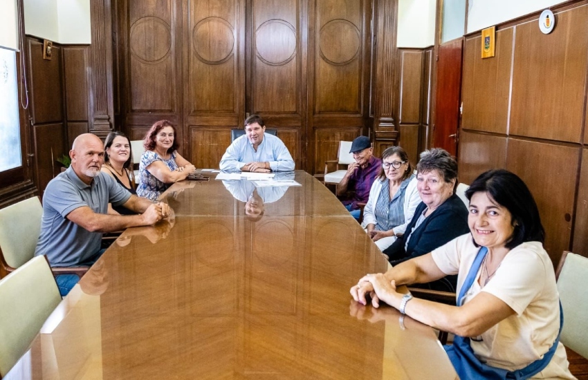 Loretako Euskaldunak-en ordezkaritza Las Floresko alkate F. Blansteinekin martxoaren 11n udal egoitzan egindako bileran