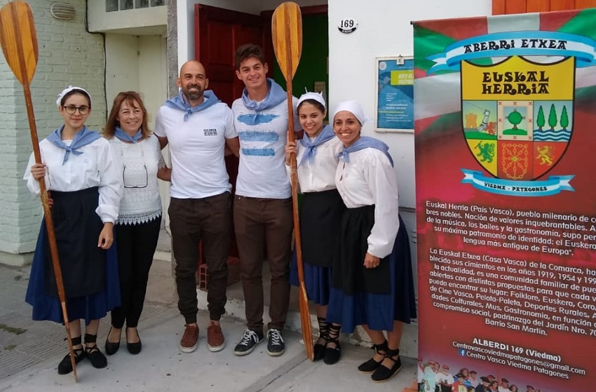 Julián Algañaras and Manuel Lascano with members of Aberri Etxea 