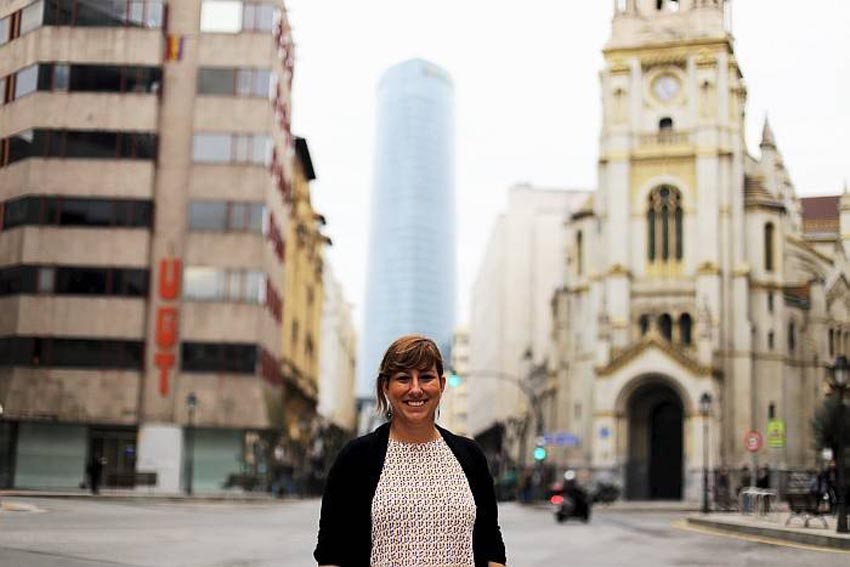 Laura Gonzalez de Artaza in Bilbao, with the silhouette of the faded Iberdrola Tower in the background (photo Borja Guerrero-Deia)