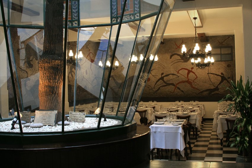 Salón del restaurante del centro Laurak Bat