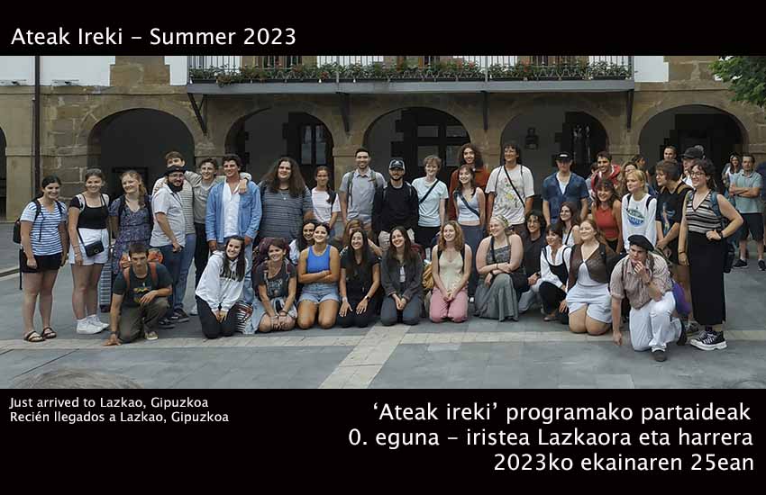 Foto del día de llegada de los participantes de la edición de 2023 en la plaza de Lazkao. 