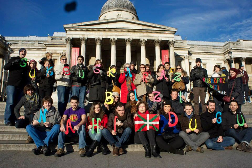 Londresko euskaldunak Euskararen Eguna ospatzen National Gallery museoko eskaileratan aurreko edizio batean (argazkia Londres EE)