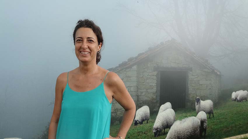 El evento trasladó a Washington porciones del País de los Vascos, su realidad y tradiciones. En la imagen, Lorea Bilbao frente a un panel de la muestra, el pasado 8 de julio (foto EuskalKultura.com)