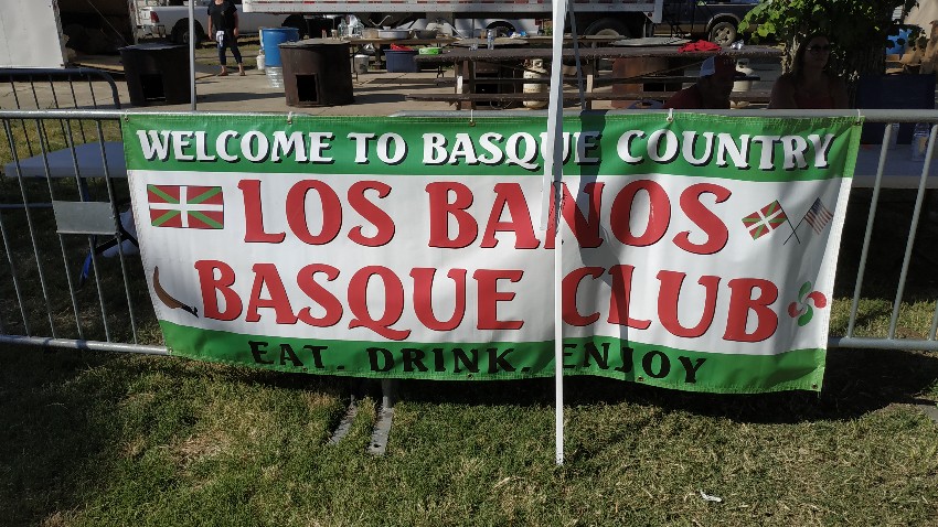 Bienvenido/a al País Vasco, decía la pancarta que recibía a los/as visitantes este pasado domingo en los Fairgrounds de Los Banos