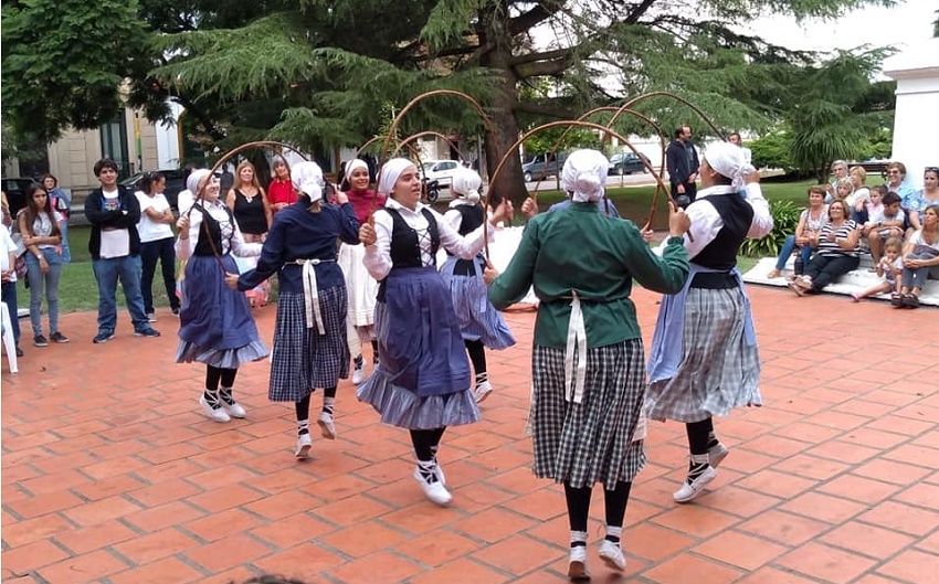 Dantzaris from Zingirako Euskaldunak celebrating the 20th anniversary of Luminares