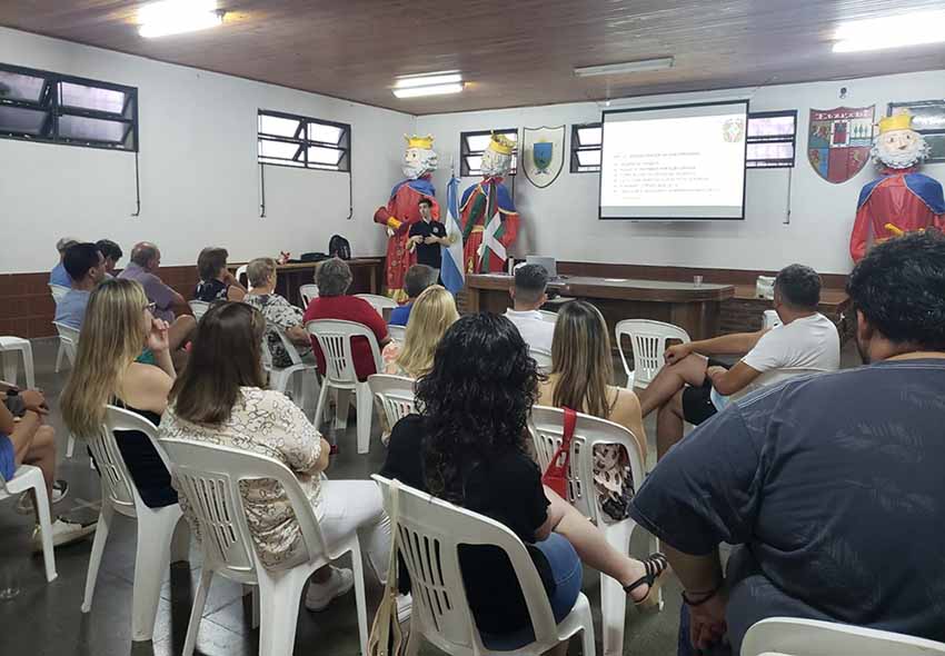 La Asamblea del pasado miércoles del Euzko Alkartasuna de Macachín, se dirige a los presentes Tomás Vicente, secretario