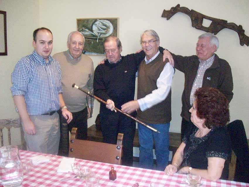 Julio Elajalde entregando en 2011 en Euskal Etxea de Madrid la makila de honor a Jon Zaballa, que la sujeta con una mano