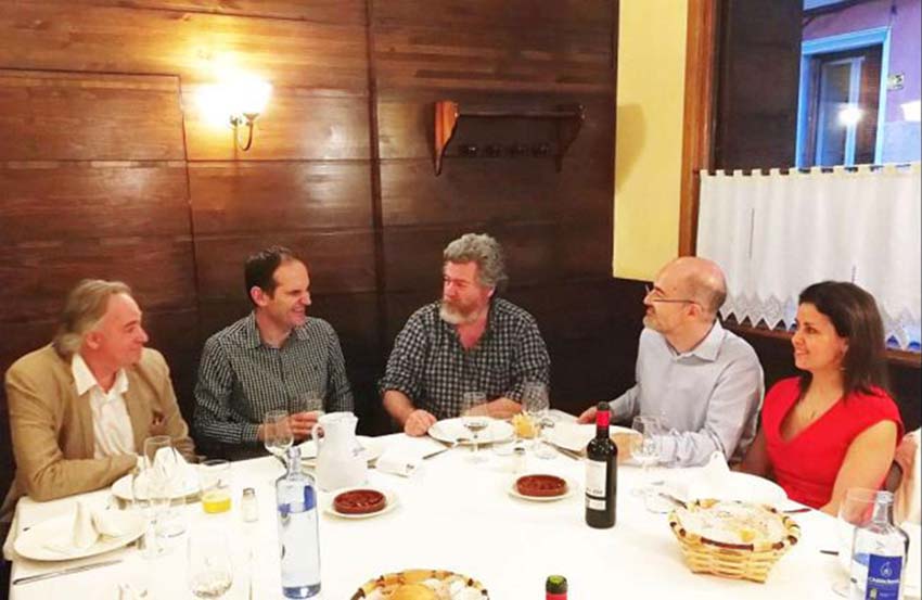 Sobremesa en el restaurante Zerain de Madrid. Nacido en Madrid, Karlos Cid Abasolo (el segundo por la izquierda) aprendió euskera, idioma que hoy domina, de adulto