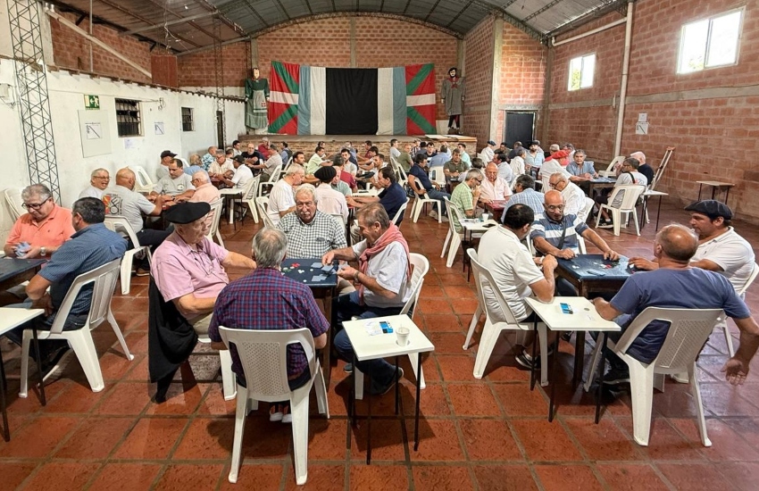 Hainbat euskal etxetako bikoteak lehiatuko dira larunbatean Maipuko Anaitasunan. Mus Eskualde Topaketaren edizio berezi honekin emango diote hasiera elkartearen 50. urteurreneko ospakizunari