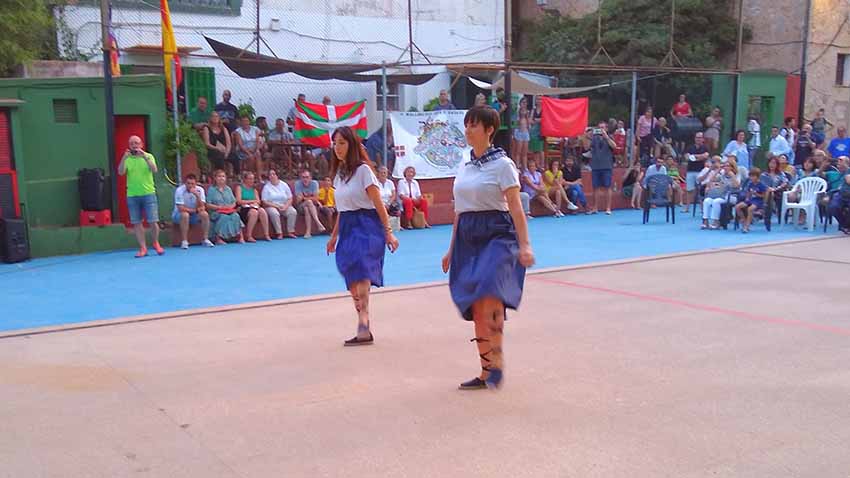 Euskal Etxea Artea: Aurresku de Honor bailado por Haizea y Nagore a representantes institucionales, exlehendakaris y asistentes al evento