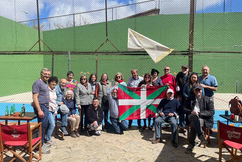 Integrantes de Euskal Etxea Artea de Mallorca festejaron Aberri Eguna 2023 el sábado de la pasada semana en el frontón de Son Rapinya