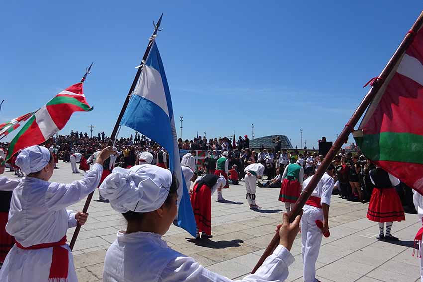 Parade of dantzaris on Sunday at Semana Nacional Vasca 2018 in Mar del Plata, Argentina (images EuskalKultura.com)