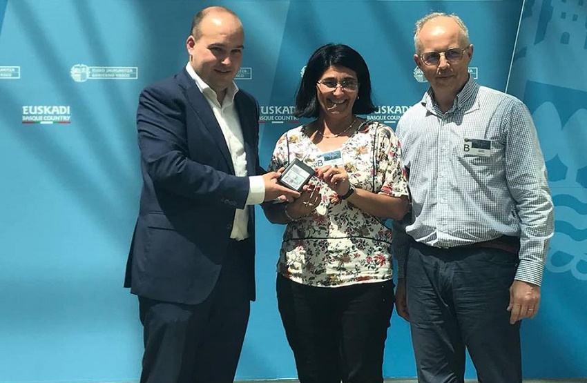 Maria Fernanda and her husband César Etcheverry, in June 2018 presenting Gorka Alvarez a CD with club photos