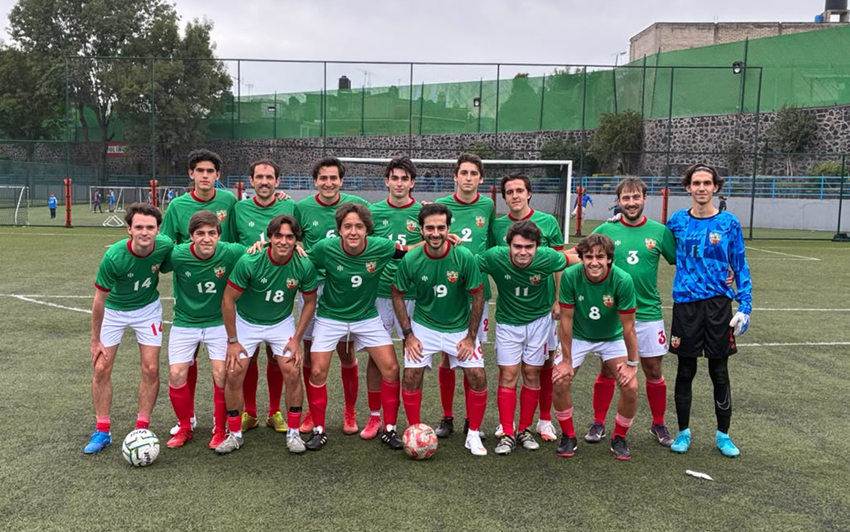 Mexikoko Euskal Etxeko futbol talde berria, beretzat propio egindako jantziekin, berriz ere zelaietan, lehenengo txapelketan