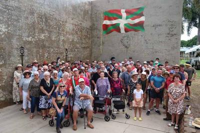 Foto de grupo de quienes participaron en la reinauguración del frontón vasco de Trebonne, en North Queensland, Australia