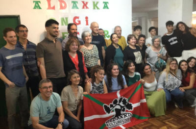 Montevideoko Aldaxka Kulturgunearen Euskararen Eguna 2025. Jean Bordachar ezkerreko lehena beheko lerroan