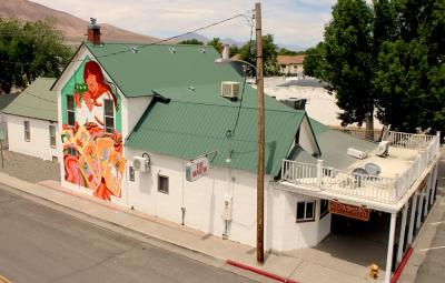 The Martin Hotel (1898), Winnemuccako euskal ostatu historikoetako bat, Leire Urbeltzen euskal emakumeei buruzko mural batez edertua