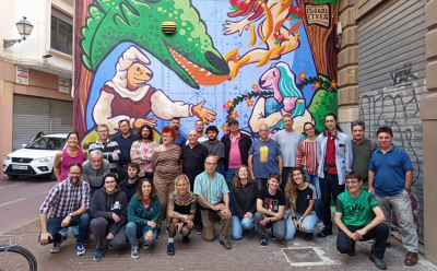 Valentziako Euskara Ikasleen Topaketako partaideak, Laurak Bat Euskal Etxe ondoan margotu berria den ‘Izena badu, bada’ muralean