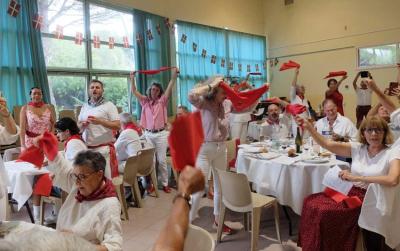 Arropa zuria eta gorria Montpellier-ko Euskal Etxearen 2026ko Euskal Pestan, Claspiers-en,  joan den urriaren 4an