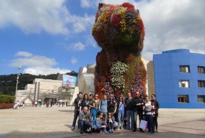 Gaztemundu 2015 participants yesterday in front of the Guggenheim Museoa in Bilbao along with Puppy (photo Martina Larraza-EuskalKultura.com)
