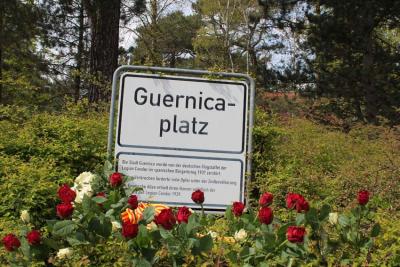 Wreath laid at the Guernicaplatz, in memory of the bombing of the Basque village in April 1937 (photo AA-BEE)