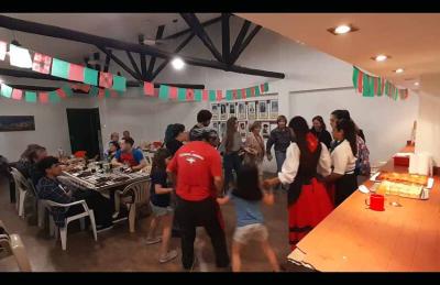 Miembros de Ibaiko Izarra bailan y celebran los 40 años de la euskal etxea entrerriana