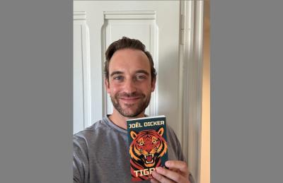 Joël Dicker idazle suitzarra 'Tigrea' liburua euskarazko bertsioa eskuan