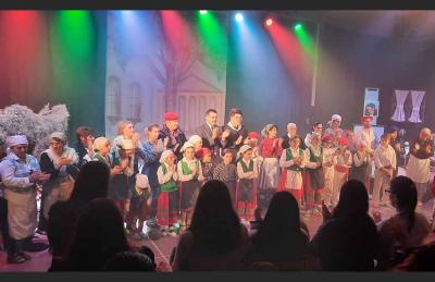 Actores y actrices de La Vasca saludan al público al final de “Gernika, mi primer pantalón largo” en el Euskaldunak Denak Bat de Arrecifes