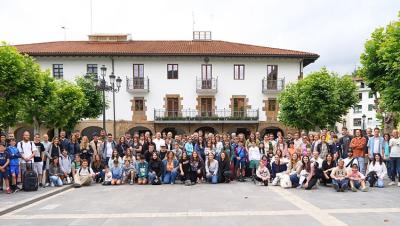 Este sábado 28 de junio se inicia Ateak Ireki 2025. En la imagen, recibimiento en Lazkao a participantes y familias anfitrionas el pasado año