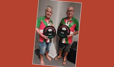 Joe Aguirre y Ramón Lequerica, del North Queensland Basque Club, campeones de Mus de Australia 2025 con sus txapelas (foto EE)