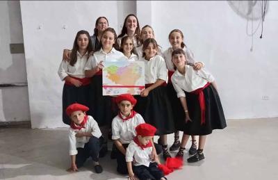 Belen Zabaleta, Clara Esteberena (al fondo) y dantzaris de "Odol Berria" el día de su debut en Cañuelas en el encuentro de Aberri Eguna