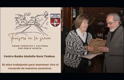 Evelia Bianchi Etchegoyen, presidenta del Centro Basko Azuleño Gure Txokoa, entrega un reconocimiento a Luis Perrière, periodista y estudioso del músico argentino de origen santurtziarra Raúl de los Hoyos
