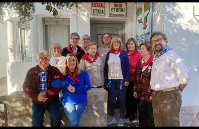 Gure Txokoa E.E.ko batzordeko kideak: ezk.esk, Alfredo Dussio eta Cynthia Uberuaga. Atzean: Ma. Luisa Carrizo, Ma. Inés Etchevers, Horacio Aguilar, Hilda Zubeldía, Omar Marzochini, Ma. Guillermina Azcué, Evelia Bianchi, Sonia Latasa eta Pedro de Erquiaga