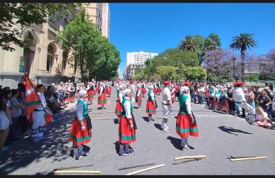 Argentinako euskal etxeetako dantzariak Euskal Aste Nazionalean luzitzen dira urtero. Iaz, dantzak Bahia Blancako Rivadavia plazan