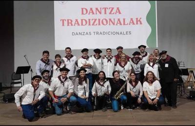 Integrantes de DOA tras su presentación en la Velada de la Semana Nacional Vasca celebrada en Bahía Blanca el año pasado 