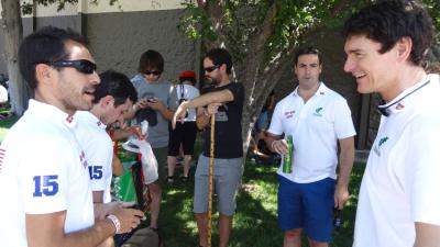 Imagen de Jaialdi de 2015 e Imanol Pradales (segundo por la derecha), junto al entonces diputado general de Bizkaia, Unai Rementeria (primero por la derecha), intentando hacer frente al sofocante calor
